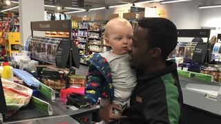 Gestul extraordinar facut de un lucrator comercial pentru o mama! Toata lumea l-a laudat pentru asta