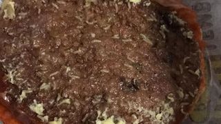 A cumparat burgeri pentru sotul si copiii ei, dar acasa a descoperit ca viermi misunau pe carnea dintre chifle