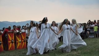 Dragobetele, sarbatoarea tineretii si a iubirii. De ce este bine ca tinerii sa se logodeasca in aceasta zi