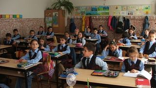 Gest emotionant al elevilor din Galati pentru profesoara operata pe cord deschis. Cum incearca acestia sa isi ajute dascalul de Dragobete