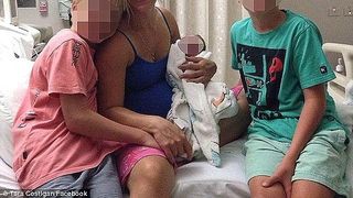 Cruzime de nedescris. Si-a ucis sotia care tinea bebelusul in brate cu un topor. Trei copii au ramas acum orfani