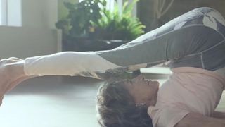 Ea e cea mai batrana profesoara de yoga din lume! E incredibil cum se misca la 98 de ani!