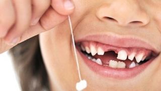 Nu mai arunca dintii de lapte ai copiilor. Sunt o adevarata comoara. Iata de ce