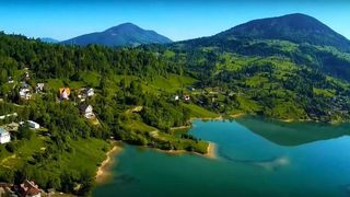 Munte, apa, plaja si aer pur la un loc. Localitatea unica din Romania, comparata cu Alpii elvetieni