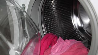 Gemeni de trei ani, morti in masina de spalat. Mama iesise sa cumpere detergent de rufe