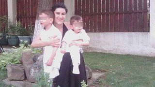 Drama unei "romance proaste" care a facut doi copii cu un italian. Desi barbatul este extrem de violent, statul roman a decis ca micutii sa ramana cu el