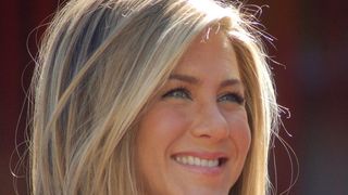 Mama lui Paris Hilton sustine ca Jennifer Aniston este insarcinata si va avea o fetita. Aparitia actritei la premiile Oscar ar fi dat-o de gol