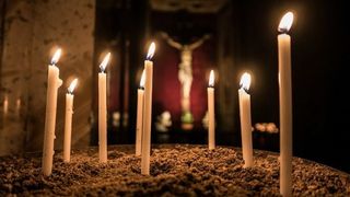 Mama a doi copii, moarta in urma unui ritual de exorcizare. "Demonii au aruncat-o in flacari", a spus pastorul