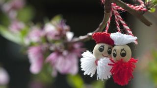 Povestea Martisorului - De la moneda de argint legata la mana cu fir rasucit la pandantivul atarnat de gat si cel virtual