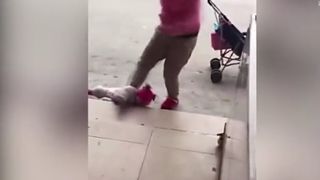 Tanara mama, filmata in timp ce isi tranteste bebelusul la pamant si il loveste cu picioarele. "Pentru ca nu se oprea din plans", le-a spus femeia politistilor