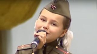 A urcat pe scena imbracata in uniforma militara si a cucerit o lume intreaga! Aceasta fetita i-a emotionat pana la lacrimi pe spectatori cu glasul ei