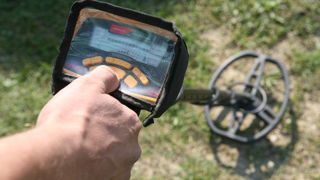 Doi cautatori de comori din Marea Britanie au descoperit patru coliere de aur, vechi de peste 2000 de ani