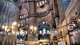 Asa arata moscheea in interiro