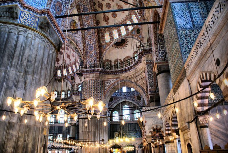 Asa arata moscheea in interiro