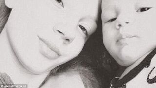 A refuzat tratamentul impotriva cancerului pentru a-si aduce pe lume fiul. Baietelul este sanatos, dar tanara mama poate muri in orice clipa