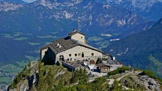 Cum arata si cat valoreaza "Cuibul vulturului", resedinta de vara a lui Hitler! A fost ridicata pe varful unui munte, iar privelistea este incredibila!