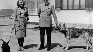 Hitler si Eva Braun, in curtea "Cuibului Vulturului"
