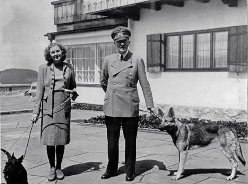 Hitler si Eva Braun, in curtea "Cuibului Vulturului"
