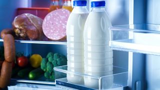 Tii laptele pe usa frigiderului? Nu ar trebui sa faci niciodata asta, spun specialistii. Uite care e motivul
