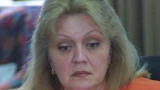 Ea este deputata care si-a completat declaratia de avere in bataie de joc! Daniela Buruiana si-a trecut la "bunuri mobile" o catelusa si o veverita din Anzi!