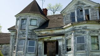 A gasit o casa veche si a vrut sa vada ce e inauntru. Cand a coborat in subsol a avut un soc: "Am gasit ingeri morti!"