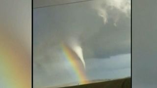 Fenomen meteorologic rar! O tornada si un curcubeu s-au intalnit pe cer. Imagini spectaculoase