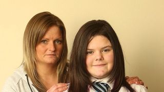 I s-a albit tot parul, din cauza copiilor care o faceau "grasa" la scoala. O fetita de 13 ani a fost traumatizata de colegii ei care o hartuiau