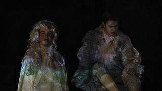 Lorelai, fetita fara maini, a jucat si in doua piese de teatru! Dupa cele doua aparitii pe scena, criticii ii vedeau un viitor in teatrul radiofonic: "A atins un nivel superior"