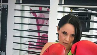 Andreea Marin invata acum tehnici de autoaparare