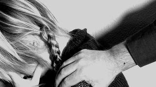 O adolescenta de 14 ani a fost oblgata sa intretina relatii sexuale cu peste 1000 de barbati. Fata a fost tinuta ostatica timp de doi ani intr-un motel