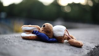 Fetita de doi ani, moarta dupa ce concubinul mamei a batut-o cu bestialitate. Micuta facuse in pat, iar asta l-a scos din minti pe barbat