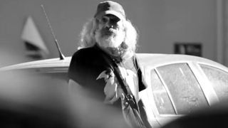 Un frizer s-a oferit sa il tunda si sa il aranjeze. Cum arata acum acest cersetor