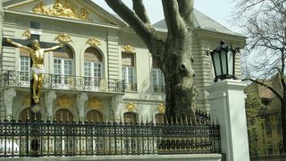 Povestea &ldquo;palatului&rdquo; lui Gigi Becali! Vila este copia Muzeului Rodin din Paris si valoreaza in jur de 10 milioane de euro! Este unul dintre simbolurile principale ale Bucurestiului de altadata!