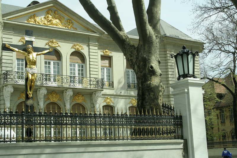 Vila lui Gigi Becali