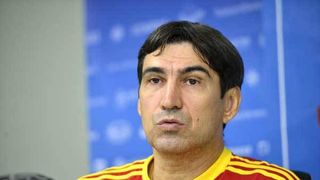 Un criminal care a omorat o poeta si i-a acoperit trupul cu petale de trandafiri l-a dat in judecata pe Victor Piturca! Condamnat la 17 ani de inchisoare pentru fapta sa, barbatul i-a cerut lui Piti un milion de lei daune!