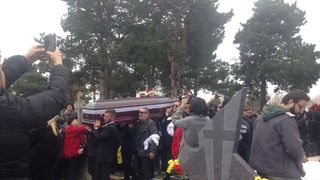 Ce se intampla in aceste momente la cimitir, acolo unde urmeaza sa fie ingropata Ileana Ciuculete - Mii de oameni asteapta sosirea cortegiului funerar