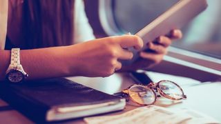 Fata de 13 ani, intr-o relatie cu un barbat care urmeaza sa devina tata. Mama copilei este devastata de ce a gasit in camera adolescentei