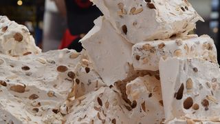 Invata cum sa faci cea mai buna nuga de casa. Este gata in cateva minute si ai nevoie de doar 7 ingrediente