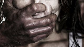 Au vazut live pe Facebook cum o fata de 15 ani este violata de 6 barbati. Socant este ca nimeni nu a anuntat politia