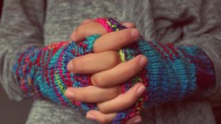 Ai picioarele si mainile reci constant? Desi pare un lucru minor, ai putea suferi de boala care afecteaza milioane de oameni