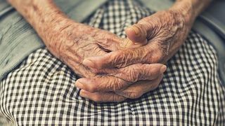 Batrana bolnava, lasata sa moara cu zile  de catre propriul fiu. "Casa arata jalnic si din cauza asta nu am chemat ambulanta", le-a spus fiul politistilor