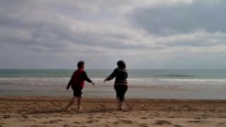 Doua bunicute vad pentru prima data marea. Reactia lor iti va face pielea gaina de gaina: "Doamne, unde se termina asta?”