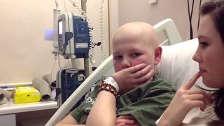 "Te rog, mama, spune-le sa imi taie mana. Nu mai suport durerea&rdquo;. Drama unui baietel de 13 ani, diagnosticat cu cancer. Pentru a-i alina suferinta, parintii lui au luat o decizie cutremuratoare