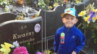 Filip, baietelul bolnav care isi dorea sa fie inmormantat langa mama lui, a murit. "Ingropati-ma in sicriul mamei mele ca sa aiba grija de mine in ceruri!"