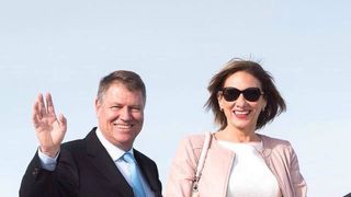 O tanara creatoare de moda din Iasi ii face tinutele lui Carmen Iohannis: "Vom avea o linie speciala pentru silueta sa, in culori calde, pastelate!"