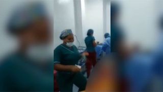 Cinci medici, concediati dupa ce au dansat in sala de operatii langa un barbat inconstient care urma sa fie operat