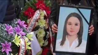 Tanara profesoara din Vrancea, condusa pe ultimul drum de zeci de elevi. Gabriela Pana a fost inmormantata in rochie de mireasa