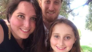 O fetita de zece ani a pus bani deoparte ca sa indeplineasca dorinta parintilor ei. Mama copilei a izbucnit in lacrimi: "Nu am avut cuvinte&rdquo;