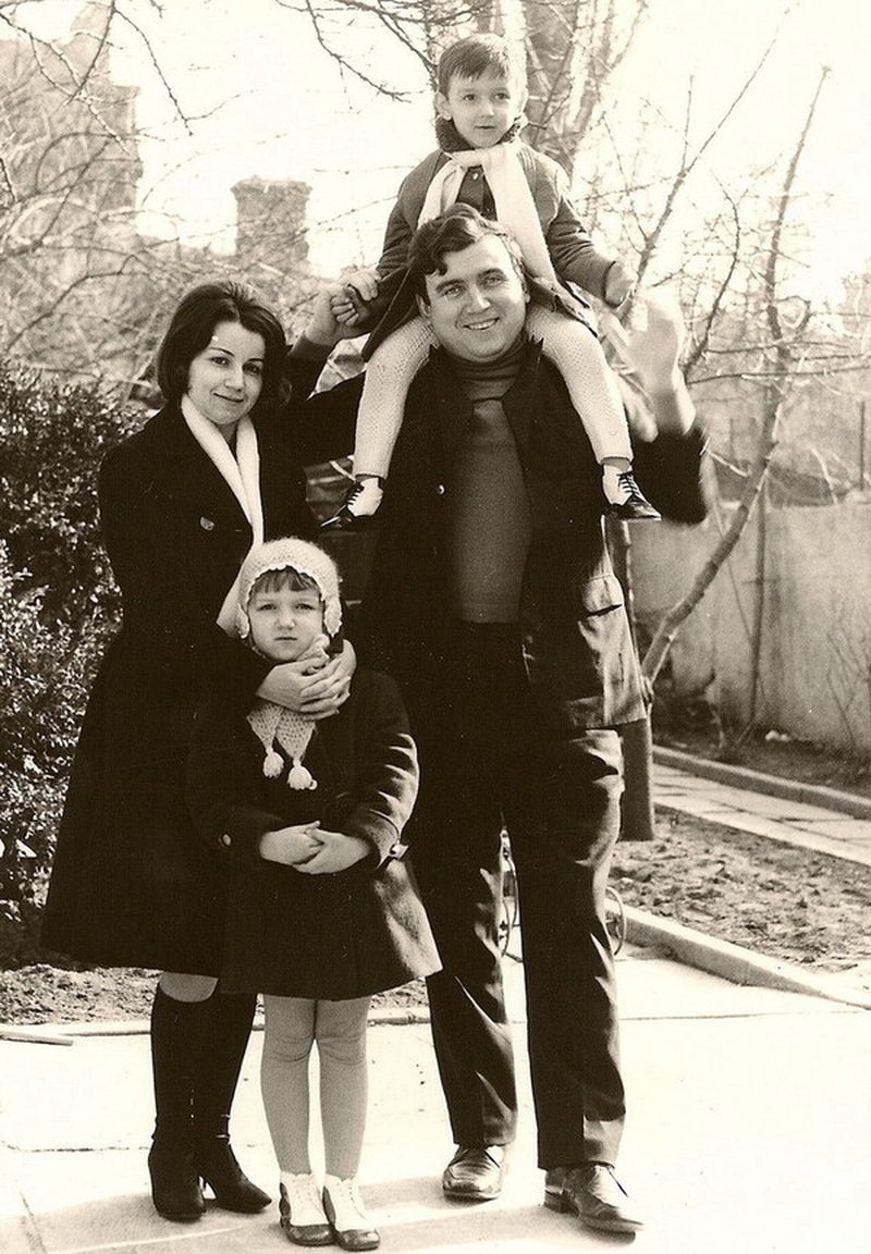 Adrian Paunescu,alaturi de prima sa sotie, si de cei doi copii, Andrei si Ioana