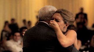 Tatal ei a murit chiar inainte sa se casatoreasca. Ce s-a intamplat la nunta ei i-a facut pe toti sa planga. "Uita-te in spatele tau"